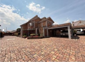 Foto 1 de Casa Campestre de 350 M² en Venta en San José de Bavaria, Bogotá