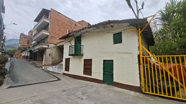 Casa lote de 200 m² en venta en Girardota