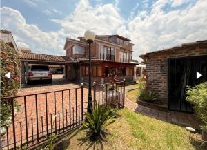 Foto 2 de Casa Campestre de 350 M² en Venta en San José de Bavaria, Bogotá
