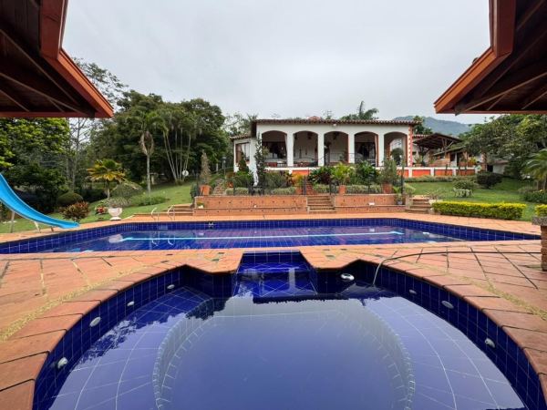 Finca de 8.281 m² en venta en parcelación en Copacabana