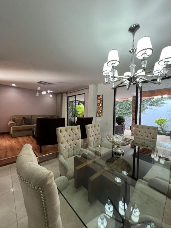 Casa en venta en Poblado, Medellín, 3 habitaciones