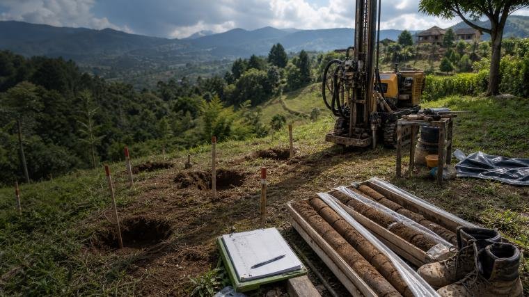 Muestras de suelo extraídas durante un estudio geotécnico para construcción